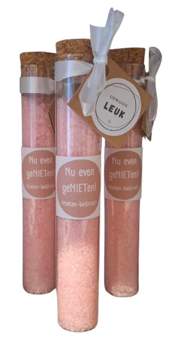 Glazen buisje met kurk, gevuld met badzout