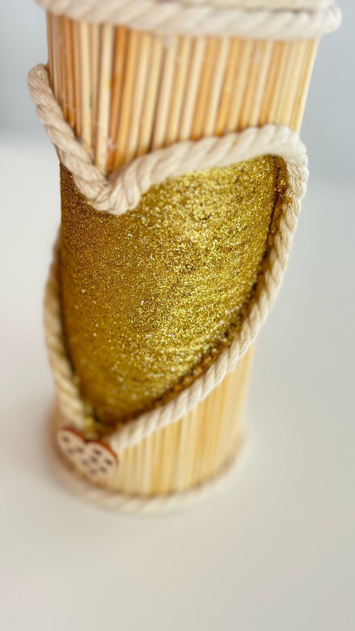 Vase mit großem Giltzerherz in Gold