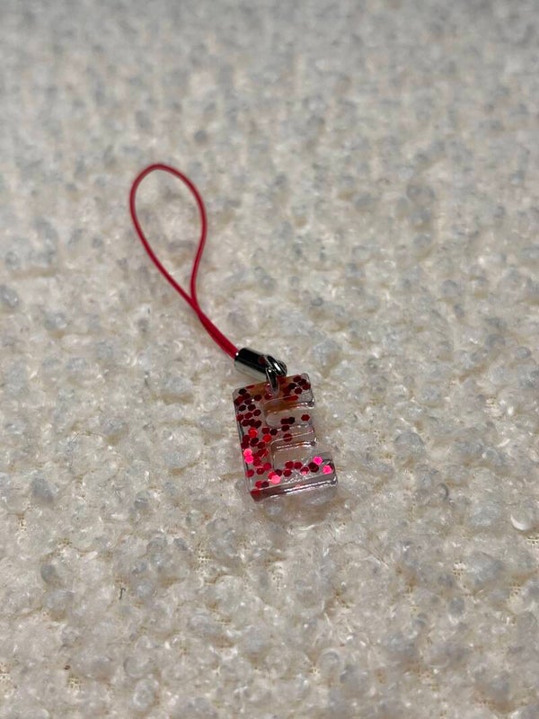 bijou de téléphone lettre e