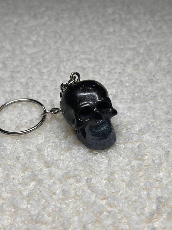 Porte clé crâne noir et bleu avec quelques paillettes