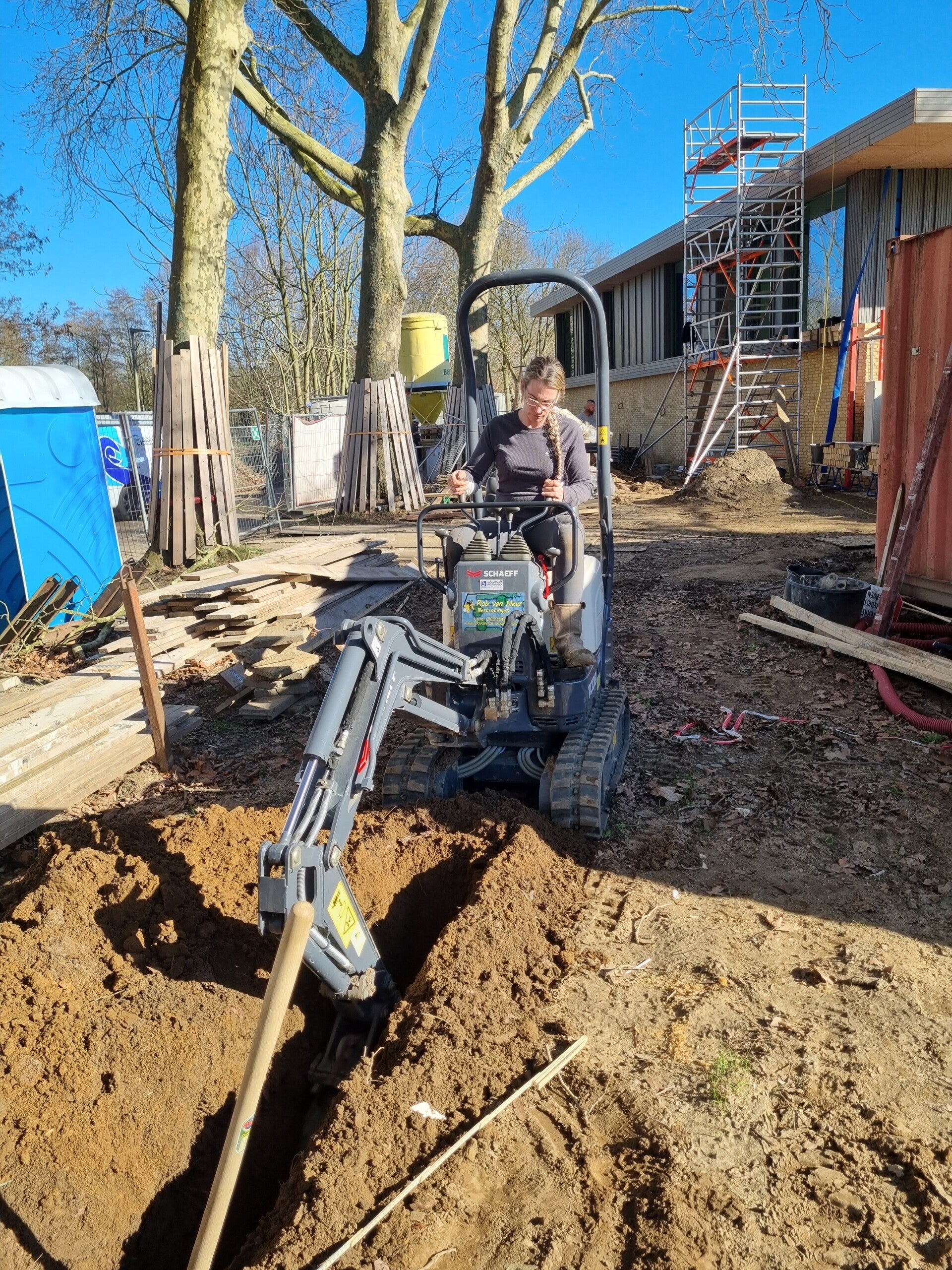 Sleuf voor stroomkabels graven 