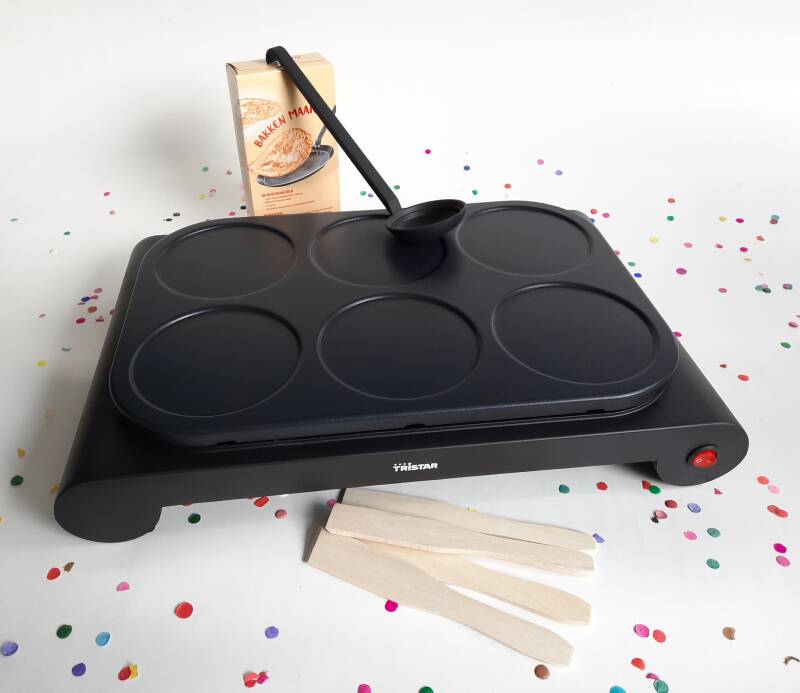 Pannenkoeken bakken op een kinderfeestje. In de blog lees je nog meer tips voor een maaltijd tijdens een kinderfeestje.