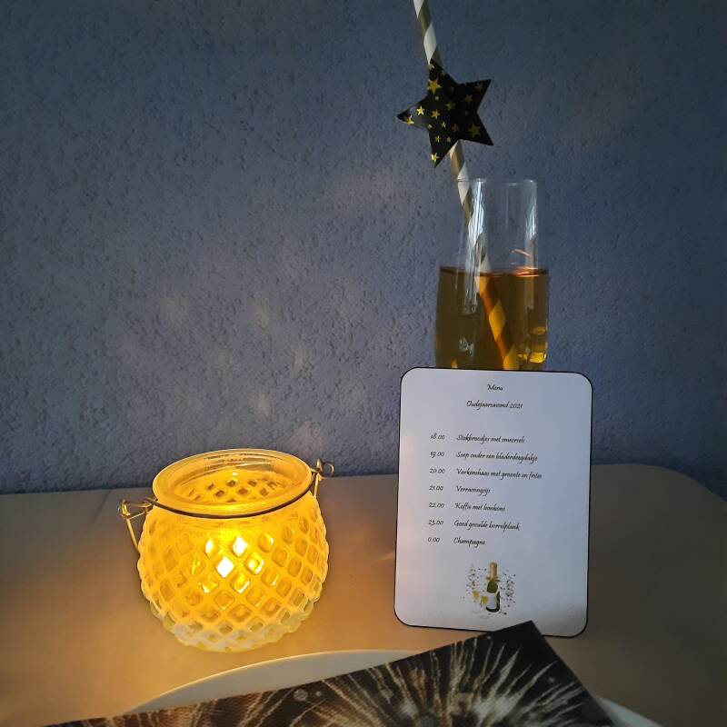 Blog vol met ideeen om thuis coronaproof oud en nieuw te vieren! Op naar een leuke oudejaarsavond.