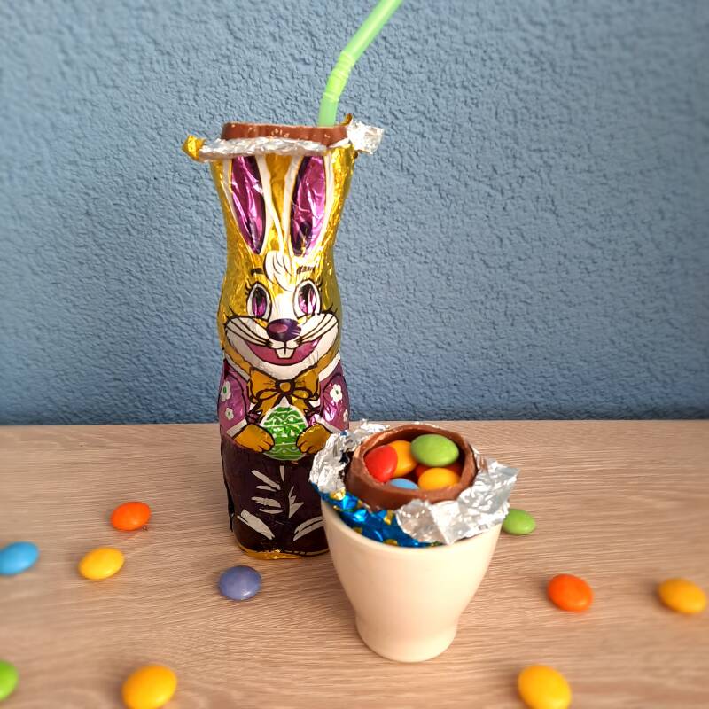 Leuk voor kinderen op een kinderfeestje of bij het paasontbijt, paaslunch: lenteshake met gevulde chocolade paasei