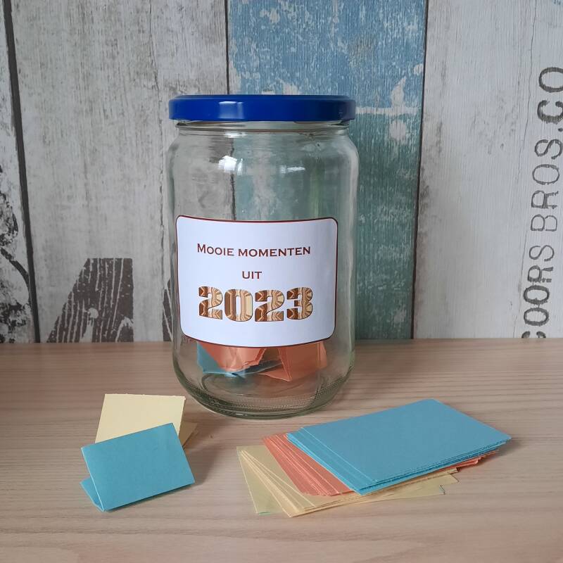 Mooie momenten pot 2023. Ook wel dankbaarheidspot genoemd. Een mooi voornemen om te genieten en dankbaar te zijn voor kleine dingen.
