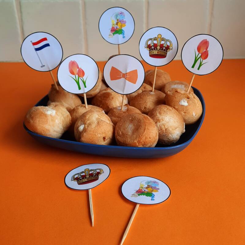 Maak je hapjes extra feestelijk met deze prikkers speciaal voor Koningsdag of de Koningsspelen. Een gratis printable.