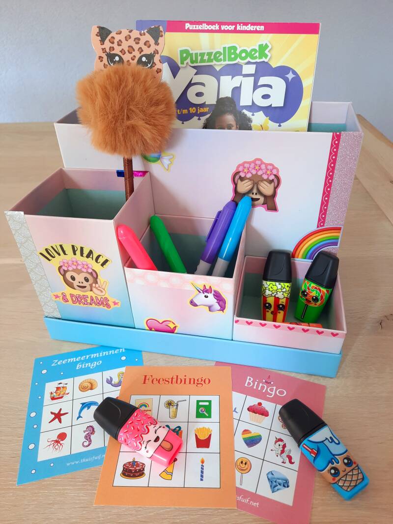 Tip voor een kinderfeestje thuis: pennenbak versieren en daarna vullen met bingoprijsjes. Een feestje met knutselen en spelletjes.