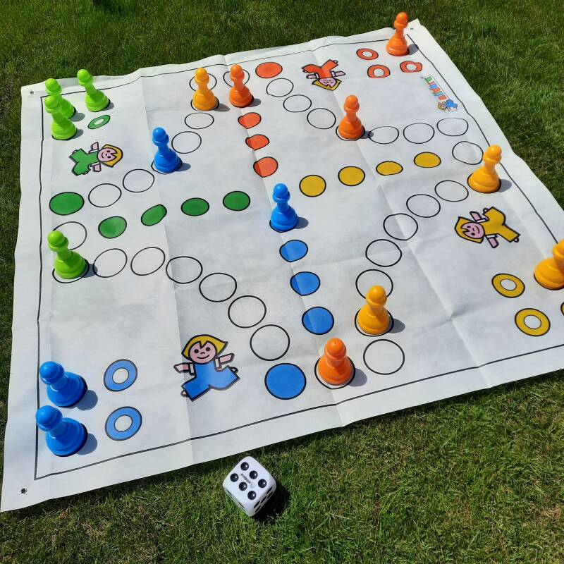 Ludo XL. Verhuur vanuit Zeewolde, Flevoland. Een leuk spel voor een familiedag, bruiloft of kinderfeestje.