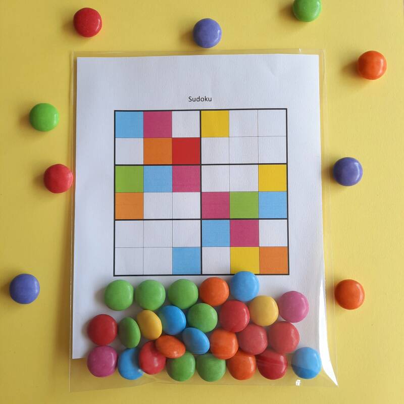 Traktatie: kleurensudoku puzzel met grote Smarties
