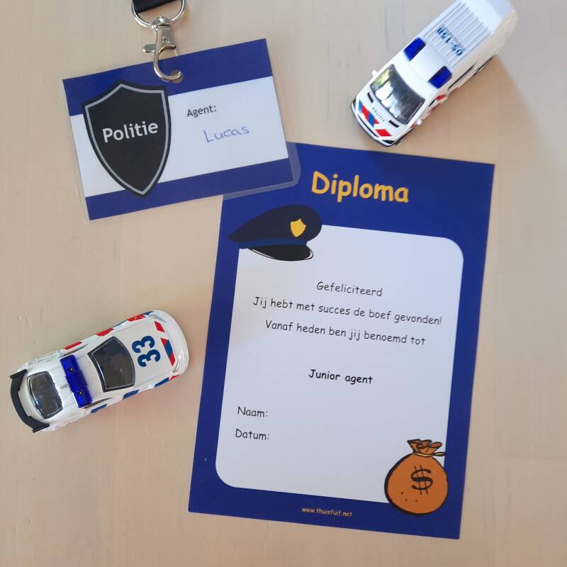 Uitnodiging, naambadge en diploma voor een politiefeestje printen.