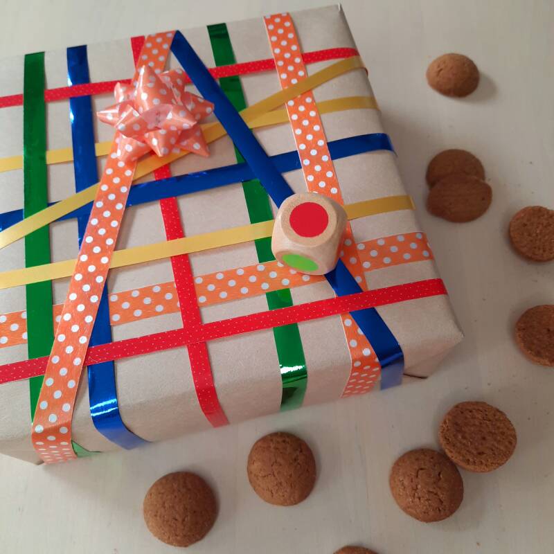 Sinterklaascadeautjes uitpakken met een dobbelsteen. Leuk voor peuters, kleuters en jonge kinderen.