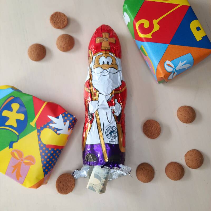 Originele manier van geld geven op Pakjesavond. Verstop een briefje geld in een chocoladesint. 