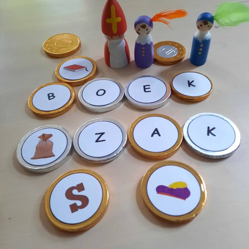 Sinterklaas letterspel voor kleuters. Chocolademunten verstoppen en vervolgens woorden leggen.