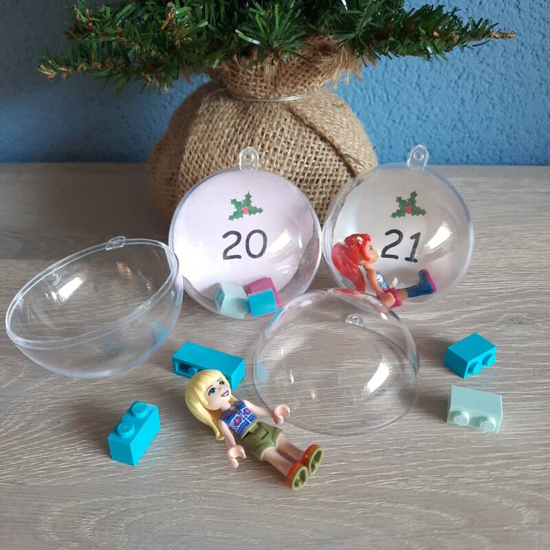 DIY adventskalender maken met vulbare kerstballen. Vul ze bijvoorbeeld met een set lego of chocolaatjes.