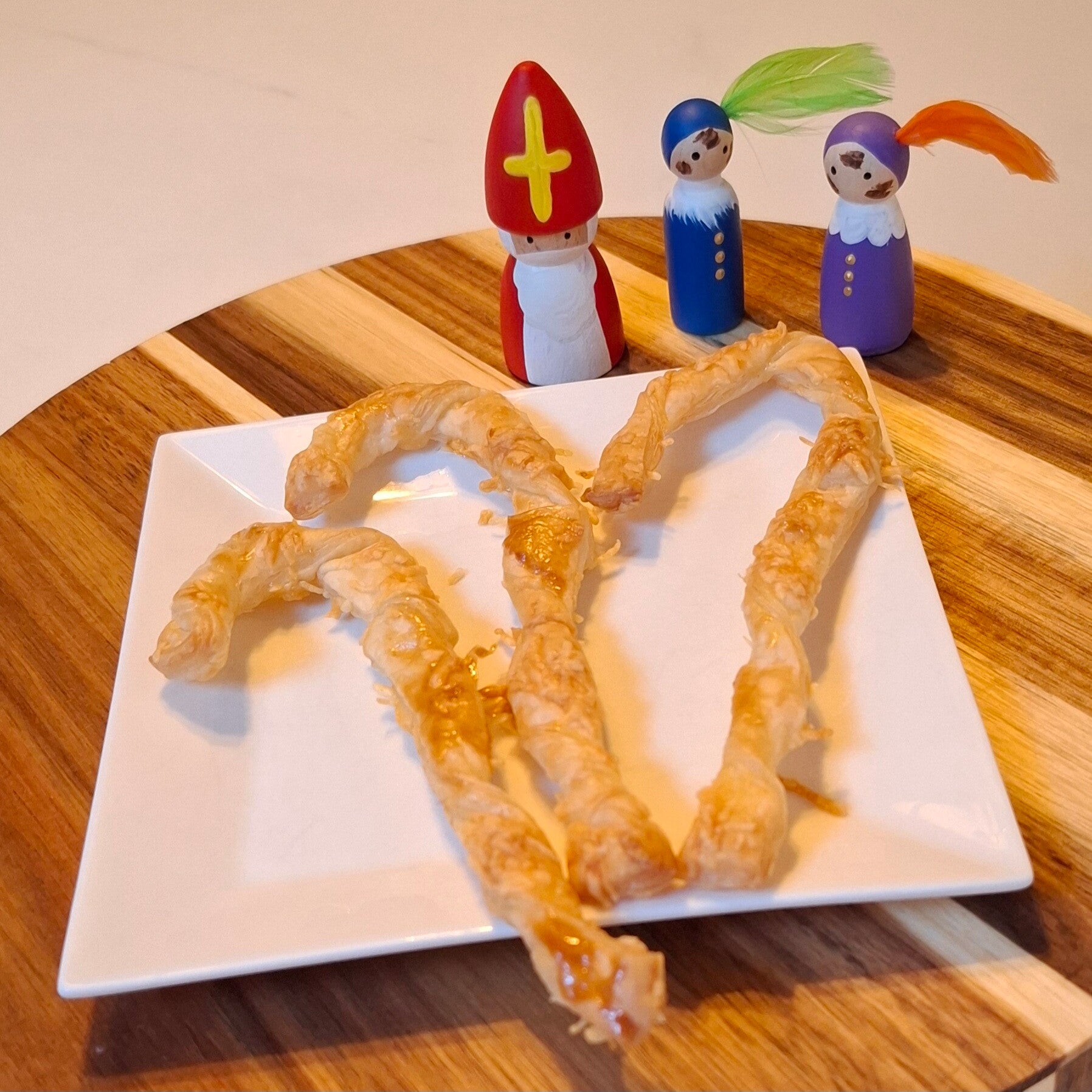 Sinterklaasstaf van bladerdeeg en geraspte kaas
