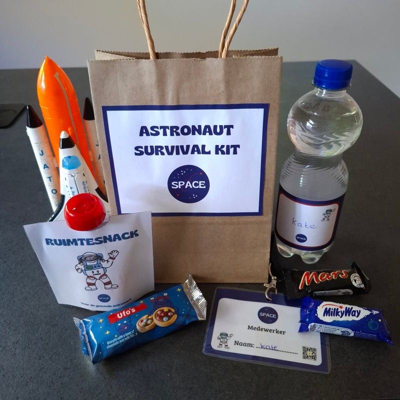 Survival kit met flesje drinken, knijpfruitje, snacks en naambadge voor een jonge astronaut. Voor een stoer ruimtefeestje. Een kinderfeestje om thuis te vieren.
