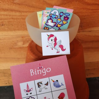 Omgekeerd bingo. Een originele manier om bingo te spelen op een kinderfeestje. Dit kan met elk thema bingo. Hier zie je de unicornbingo.