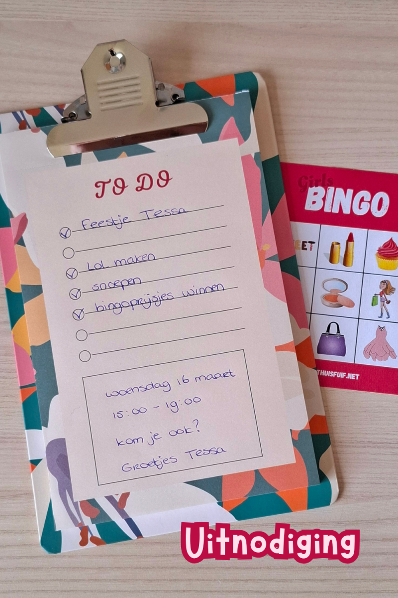 Originele DIY uitnodiging voor een kinderfeestje. Klembordje van Action met een bingokaart.