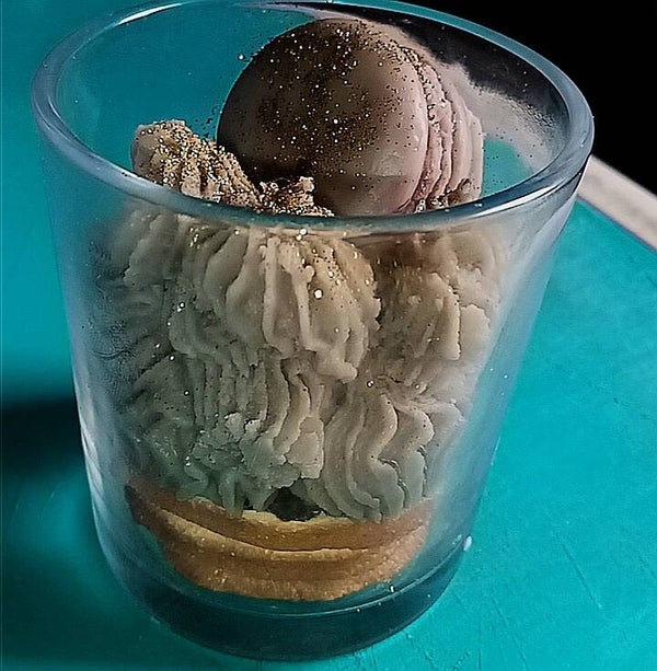 Bougie gourmande accompagnée de son macaron et ses 3 oranges  parfumée chocolat café