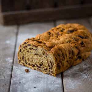 Ouderwets krentenbrood gesneden