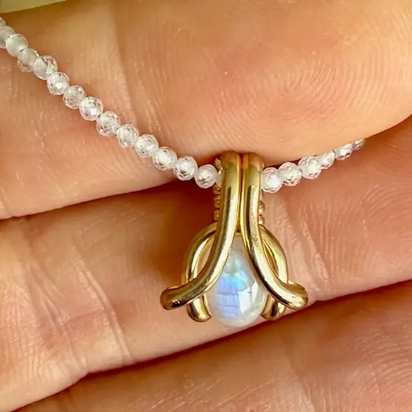 Scarabee mini hangertje met maansteen en 14K goldfill – handgemaakt en verfijnd