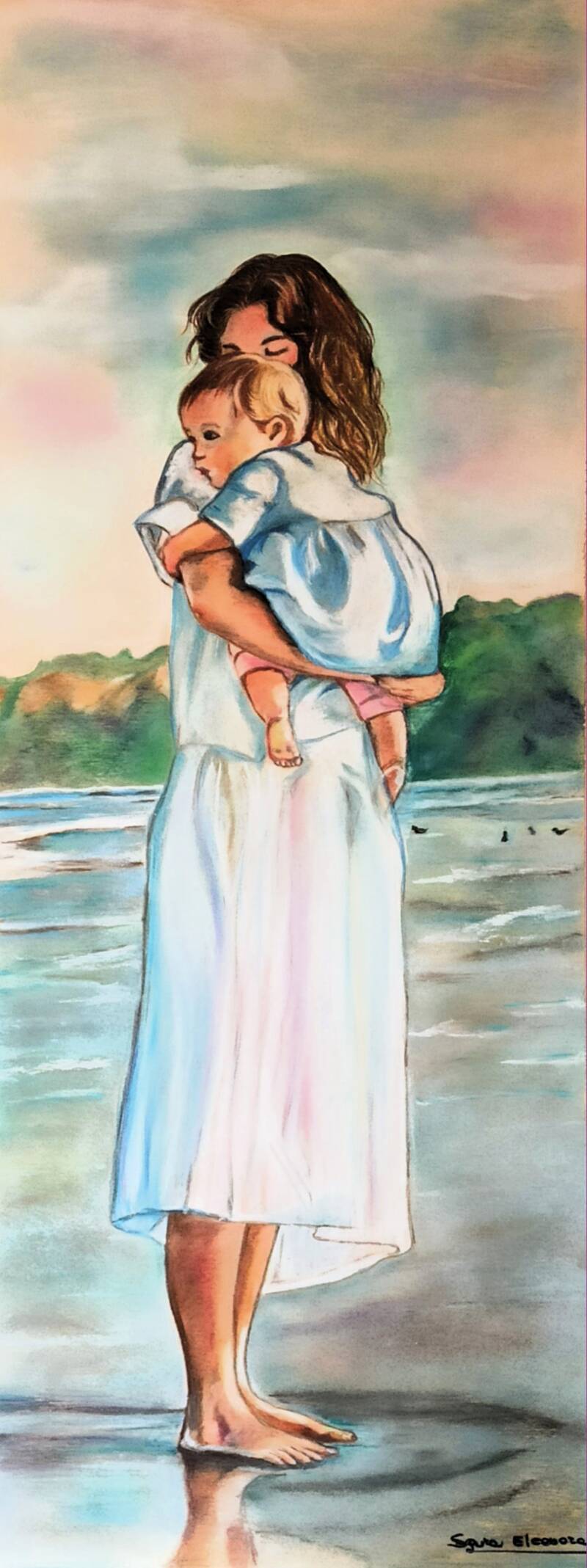 Ritratto maternità donna in spiaggia vestito bianco pastello soft