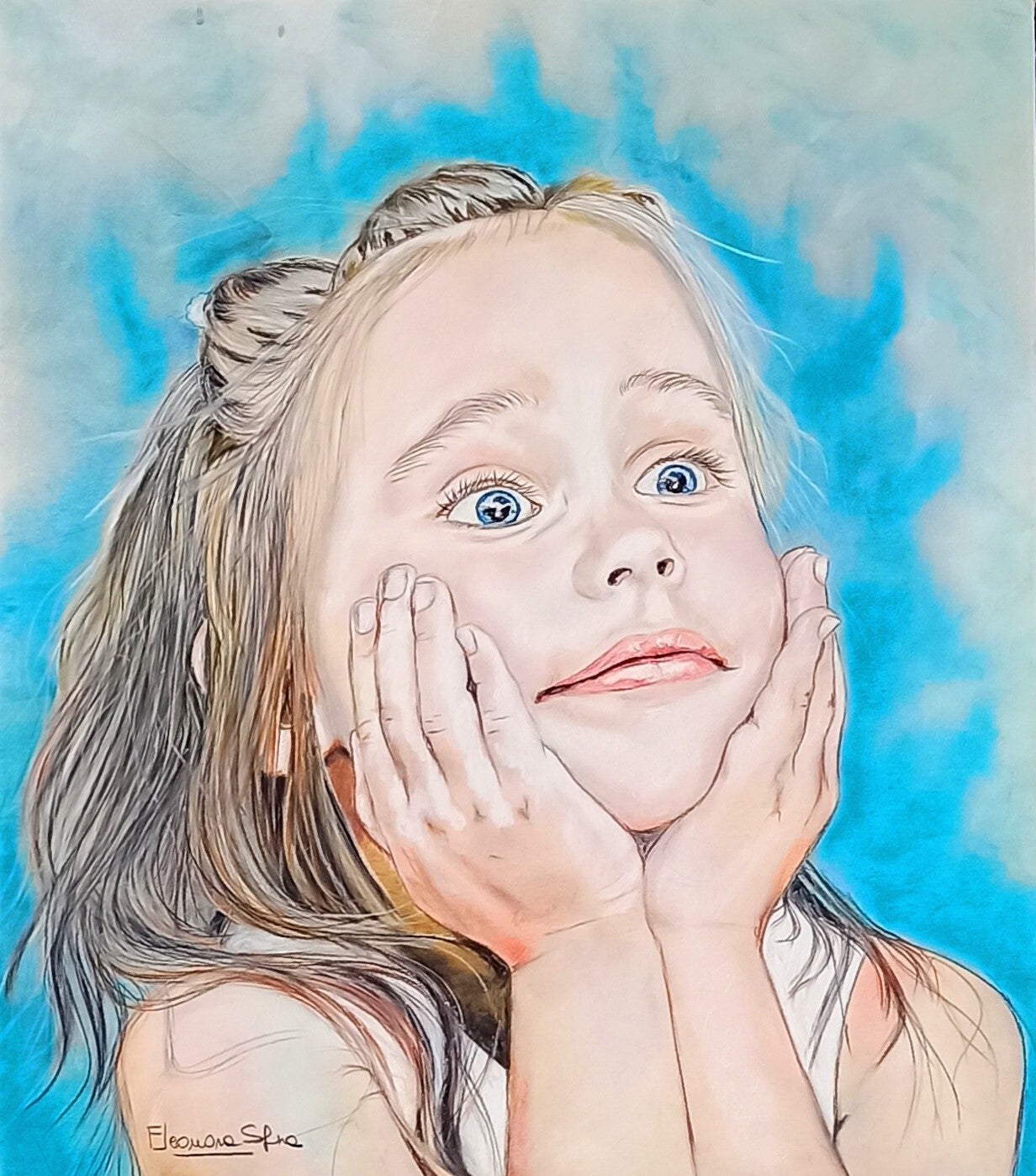 Ritratto bambina bionda sorridente sfondo azzurro pastello soft