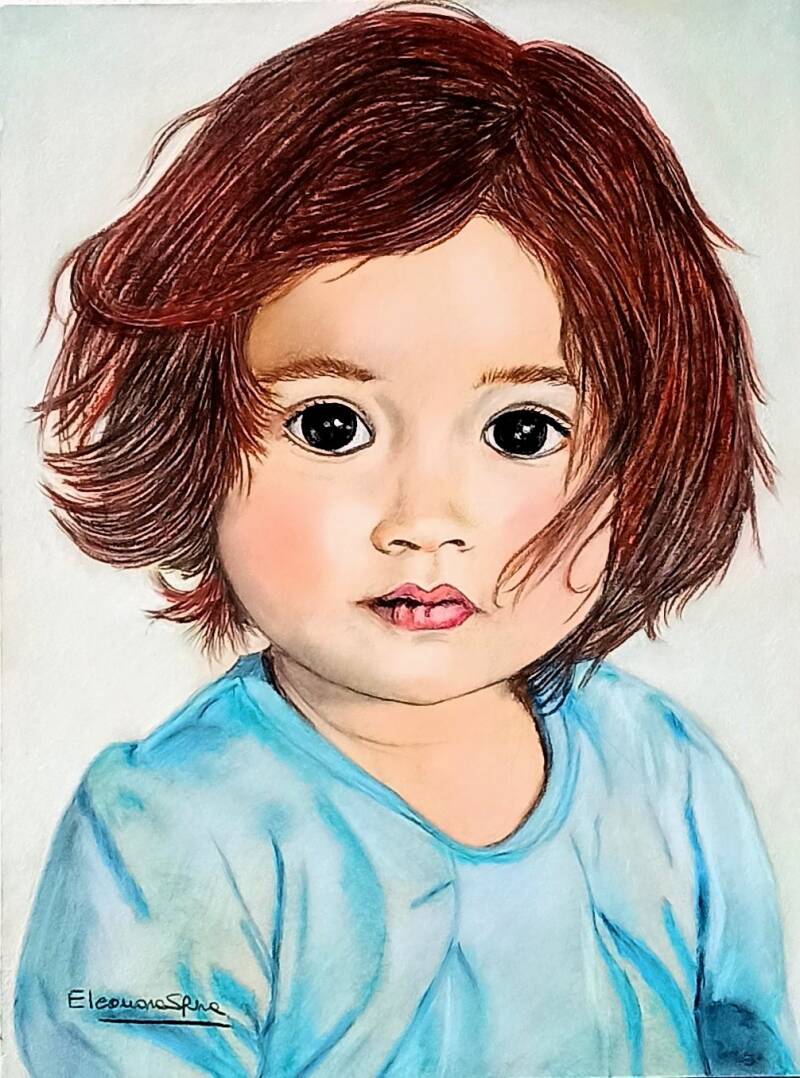 Bambina castana maglia azzurra occhi verdi