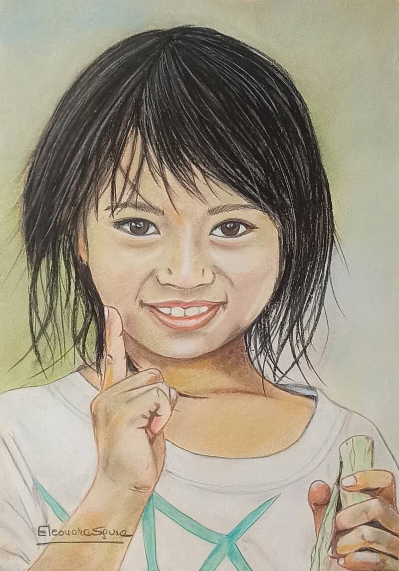 Bambina castana mano mento