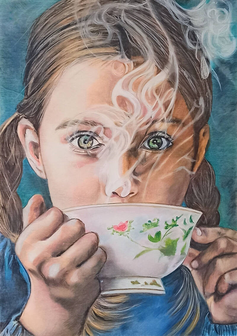 Bambina tazza in mano