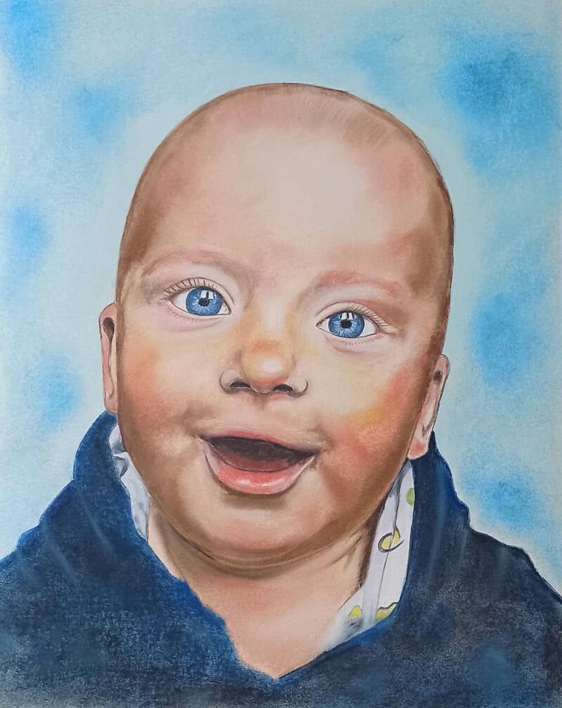 Neonato biondo bocca aperta sfondo azzurro