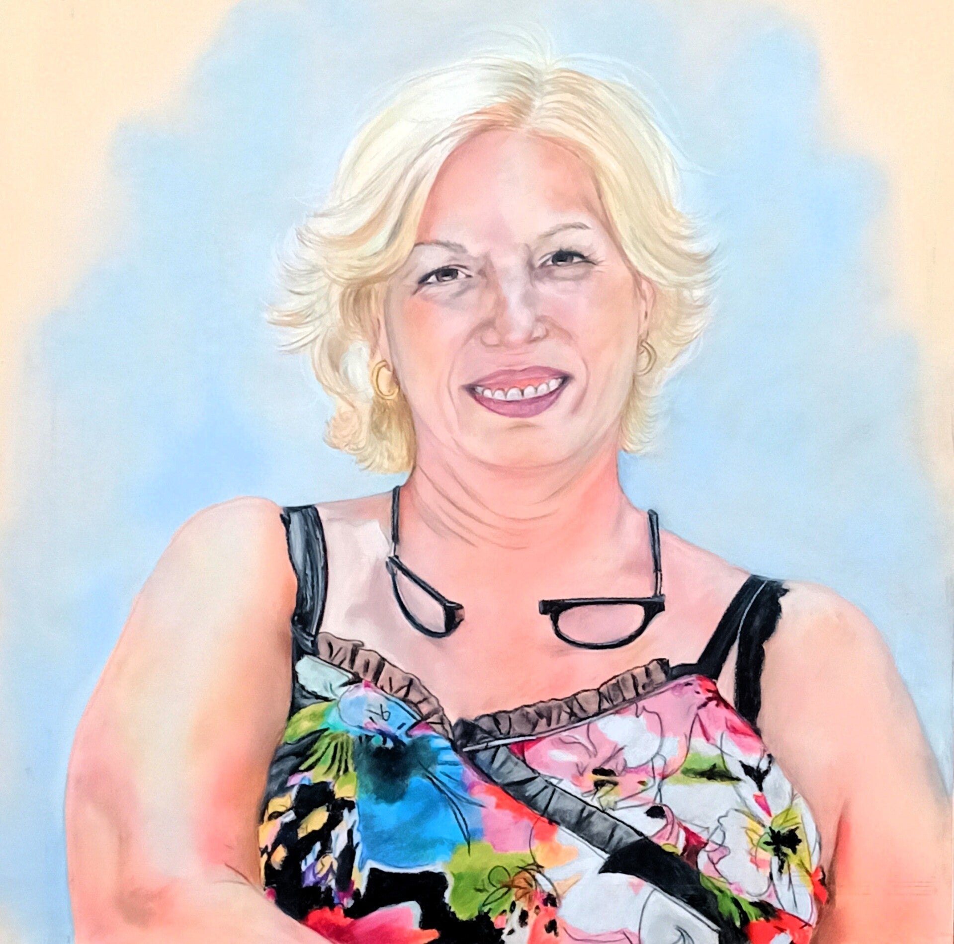 Ritratto femminile bionda a pastello su cartone 40x40 - donna con occhiali al collo e top floreale - ritratto su commissione - Eleonora Sgura 2024