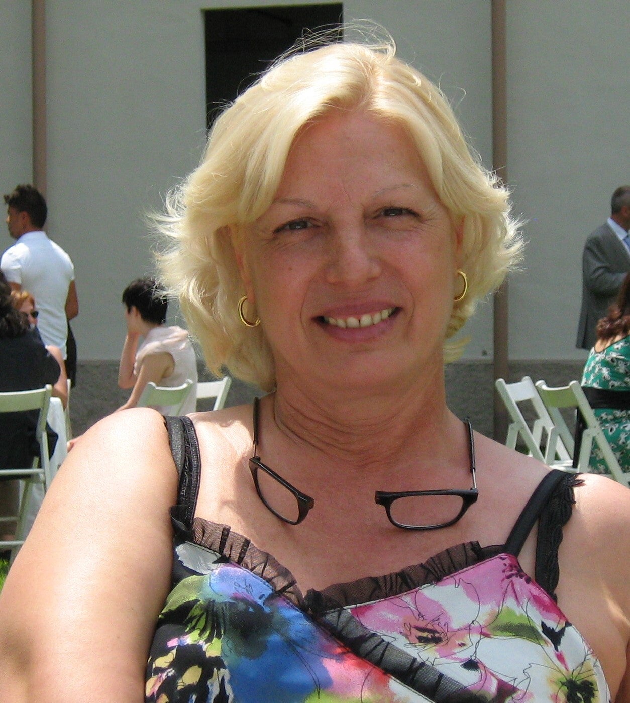 foto femminile bionda a pastello su cartone 40x40 - donna con occhiali al collo e top floreale - ritratto su commissione - Eleonora Sgura 2024