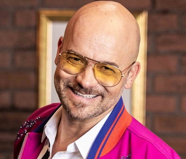 Foto maschile a pastello su cartone 25x20 - uomo calvo con occhiali gialli e giacca rossa - ritratto su commissione - Eleonora Sgura 2023