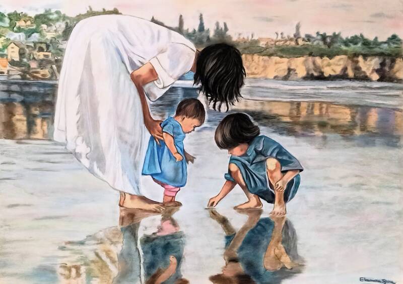 Maternità madre sulla spiaggia con due bambini che giocano in acqua - pastello soft