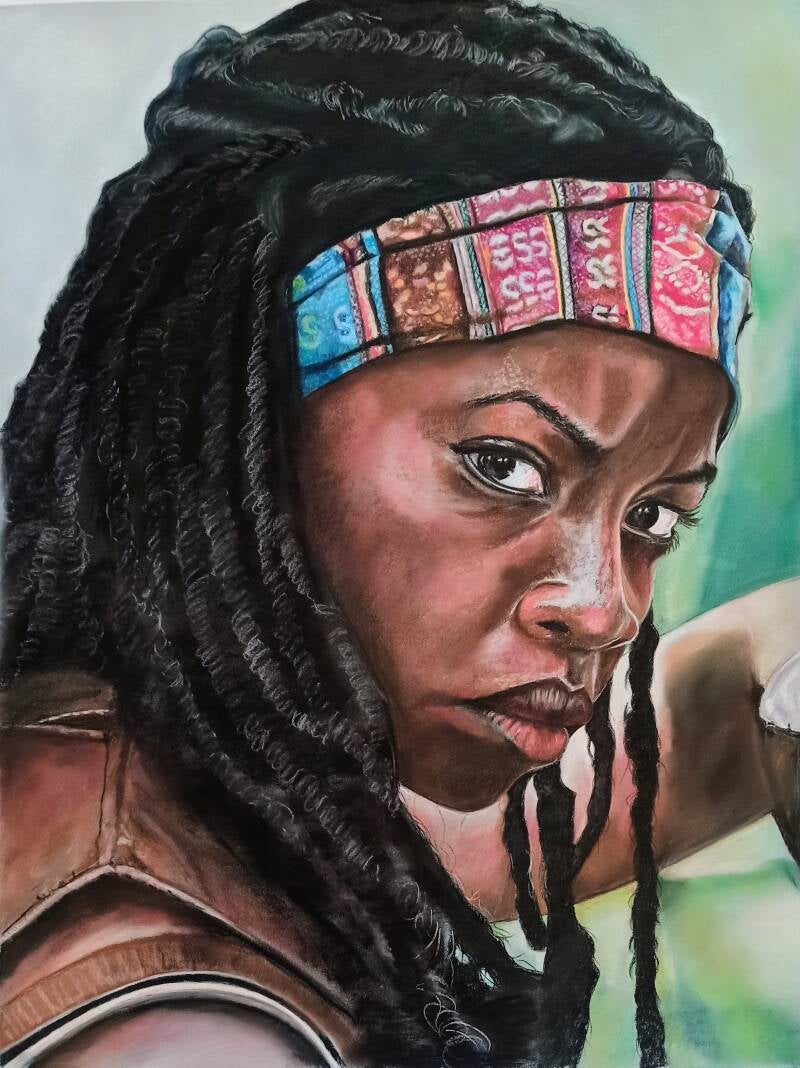 Michonne guerriera intrepida - ritratto di donna con dreadlocks e fascia etnica colorata, pastello su cartone