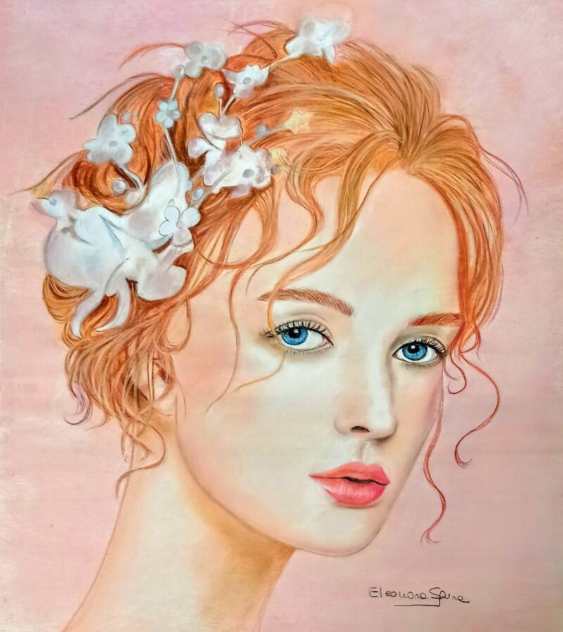 Rose - ritratto di donna con capelli rosso rame e fiori bianchi tra i capelli, occhi azzurri e labbra rosa, sfondo rosa tenue, pastello su legno 40x36 di Eleonora Art