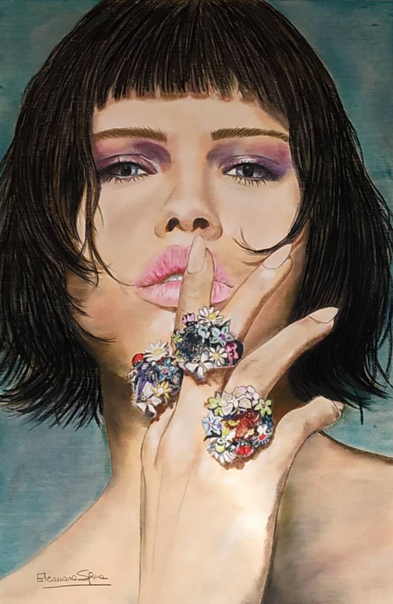 Silenzio - ritratto di donna con bob nero e trucco occhi viola, dito indice sulle labbra rosa con 3 anelli grandi a fiori colorati, gesto silenzio, pastello su legno 60x40 di Eleonora Art