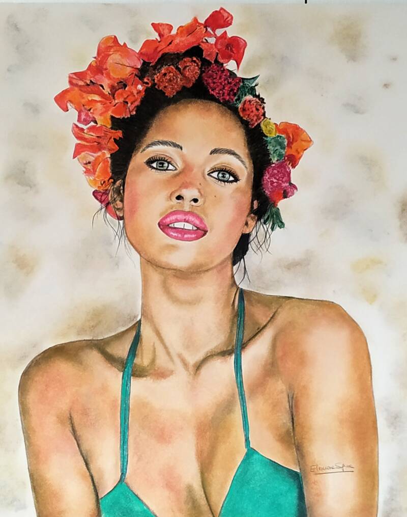 La ragazza dei fiori - ritratto di donna con corona di fiori rossi e arancioni, occhi verdi e labbra fucsia, top verde smeraldo, pastello su cartone 70x50 di Eleonora Art