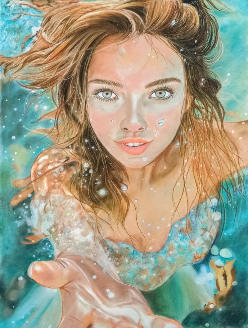 Sirena - ritratto di donna bionda sott'acqua con bollicine e mano tesa, pastello su cartone