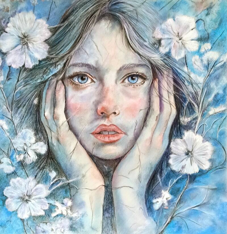 Inverno - ritratto di donna tra fiori bianchi su fondo azzurro ghiaccio, pastello soft