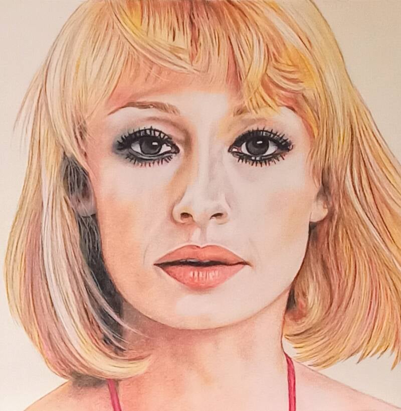 Raffa - ritratto di donna bionda con caschetto e trucco occhi marcato anni 70, omaggio a Raffaella Carrà, pastello su cartone