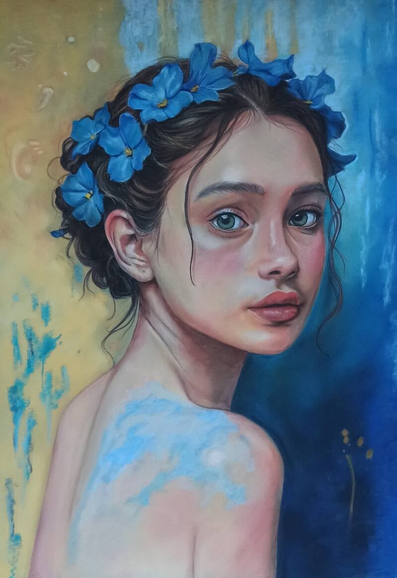 Essenza Cromatica - ritratto di donna con corona di fiori blu su fondo oro e blu, pastello soft su carta