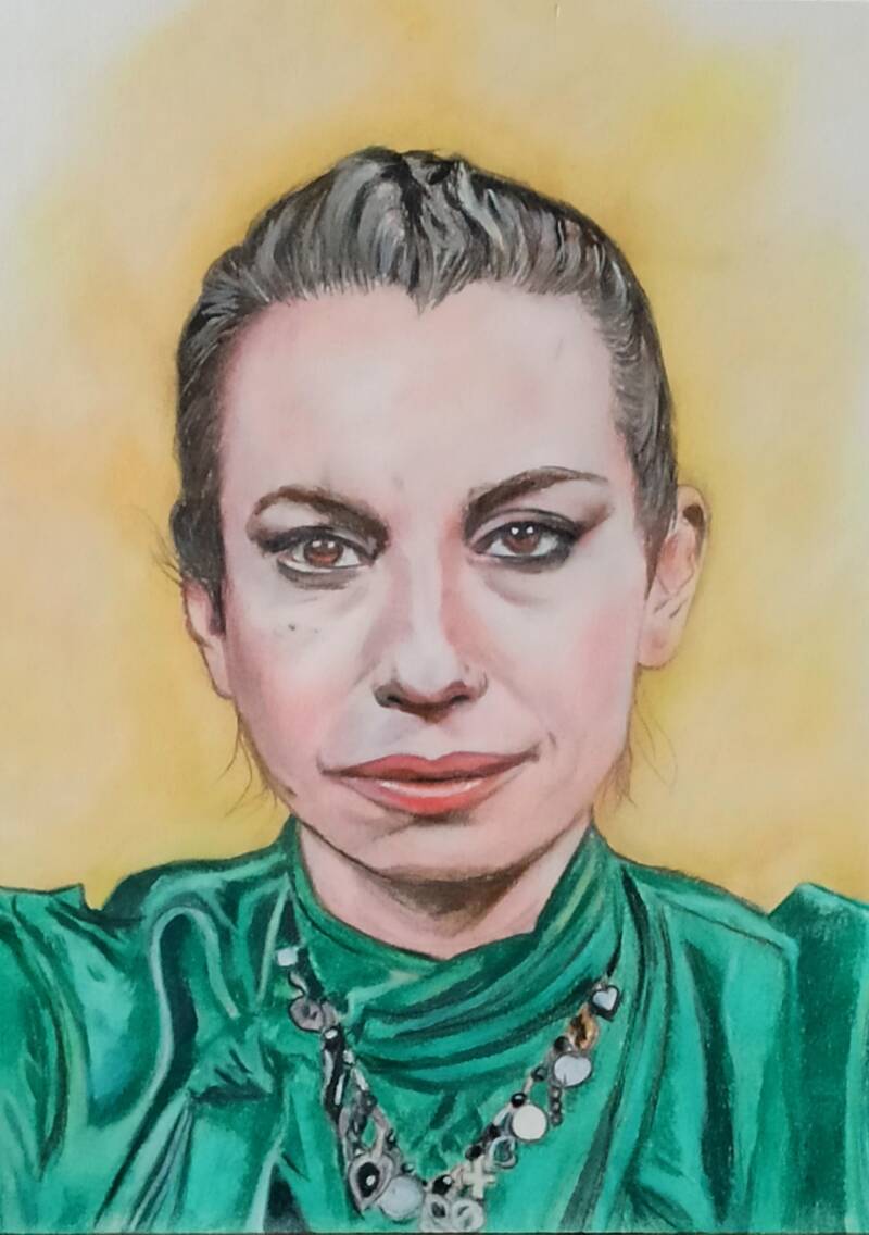 Ada Egidio - ritratto di donna con capelli raccolti e top verde smeraldo su fondo giallo, pastello su cartone