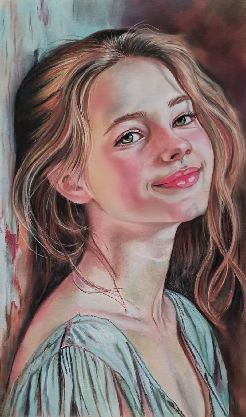 Attimo di pace - ritratto di ragazza bionda sorridente con luce sul viso, pastello soft su carta