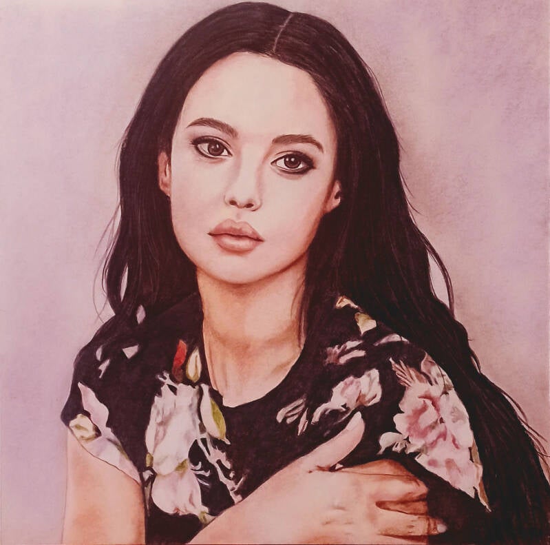 Gioconda 2023 - ritratto di donna con lunghi capelli neri e top nero a fiori bianchi, pastello su cartone