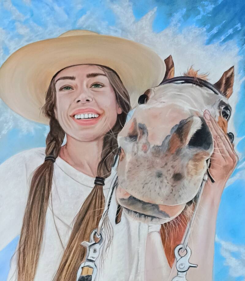 Momento di connessione - ritratto di ragazza sorridente con cappello e cavallo bianco, selfie pastello su cartone