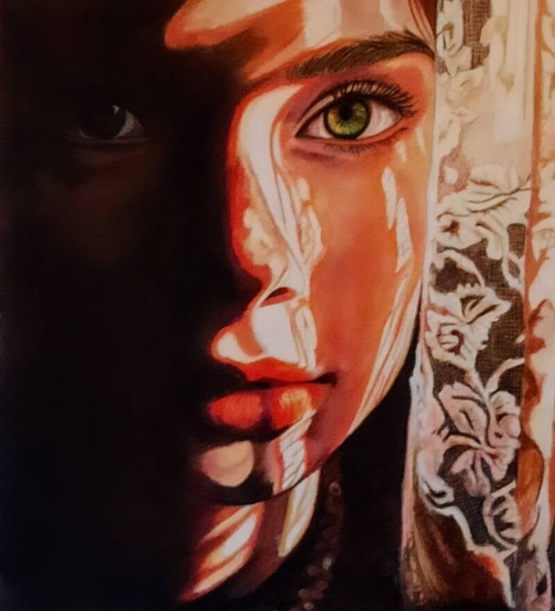  Nell'ombra - primo piano di donna con occhio verde illuminato da luce che filtra da tenda di pizzo, chiaroscuro pastello su carta