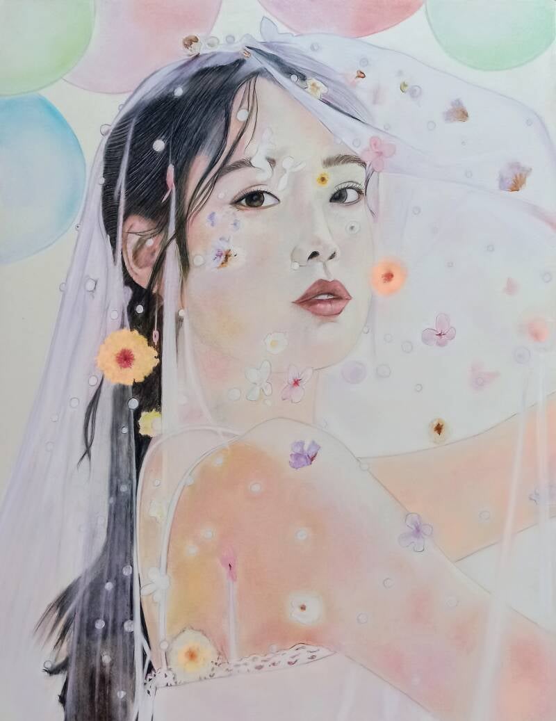 Sogno di primavera - ritratto di ragazza asiatica con velo trasparente e fiori pastello, palloncini colorati