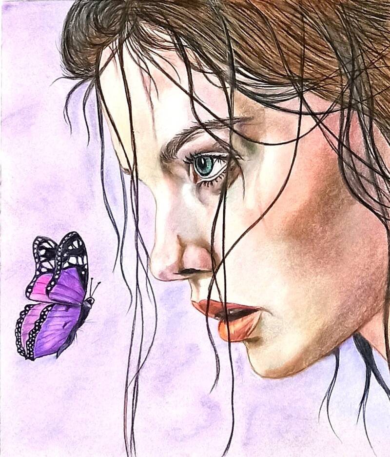 Incontri - ritratto di donna di profilo con farfalla viola su sfondo lilla, pastello su cartone